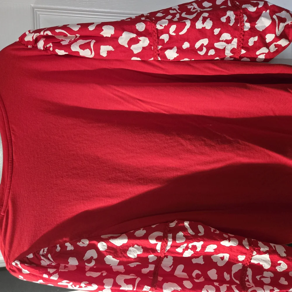 🔴Chico's Bright Red Long Sleeve Tee with White Heart-Print Sleeves - Picture 2 of 5